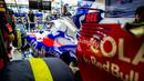 Mekanik sedang mempersiapkan mobil Sean Gelael pada tes bebas pertama bersama tim Toro Roso di F1 GP Singapura (16/9/2017). Sean tampil tenang tanpa masalah pada debut tersebut. (Bola.com/Toro Roso)