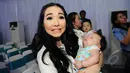 Gisella Anastasia atau yang akrab disapa Gisel bersama anaknya saat acara Senyum Pagi Bayi Indonesia di kawasan Jakarta Barat, Senin (18/5/2015). (Liputan6.com/Faisal R Syam)