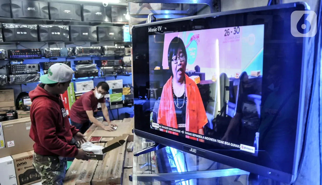 Calon pembeli memilih Set Top Box (STB) TV Digital di salah satu toko kawasan Glodok, Jakarta Barat, Kamis (3/11/2022). Penjualan STB TV Digital mengalami peningkatan hingga 60 persen usai pemerintah melalui Kementerian Komunikasi dan Informasi (Kominfo) secara resmi menghentikan siaran TV Analog atau Analog Switch Off (ASO) Jabodetabek pada 2 November 2022. (merdeka.com/Iqbal S. Nugroho)