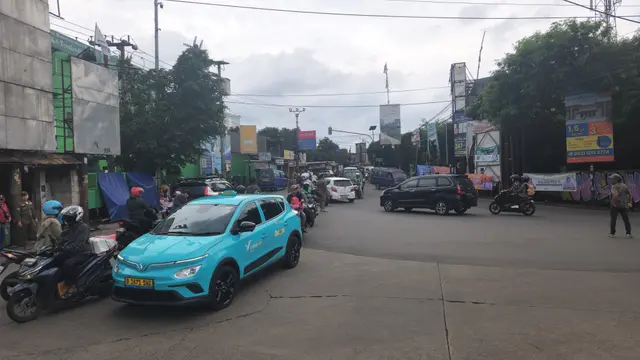 Simpang Parung Bingung yang akan dilakukan pelebaran jalan untuk mengurai kemacetan di Jalan Raya Sawangan, Depok. (Liputan6.com/Dicky Agung Prihanto)