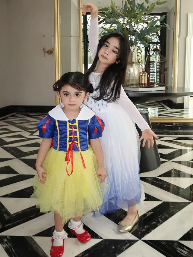 Baby Guzel Putri Ali Syakieb dan Margin Wieheerm saat Cosplay. [@marginw]