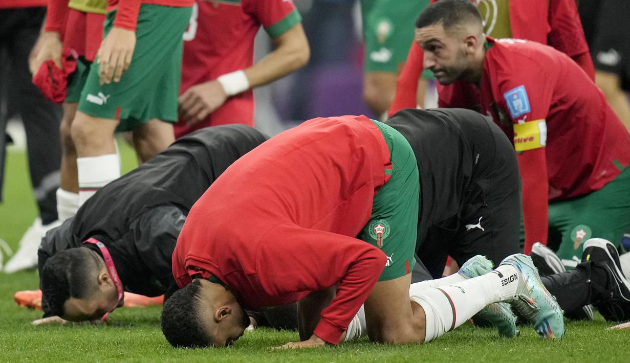 Sujud syukur biasa dilakukan umat muslim saat datangnya nikmat atau tertolaknya bahaya. (AP Photo/Christophe Ena)