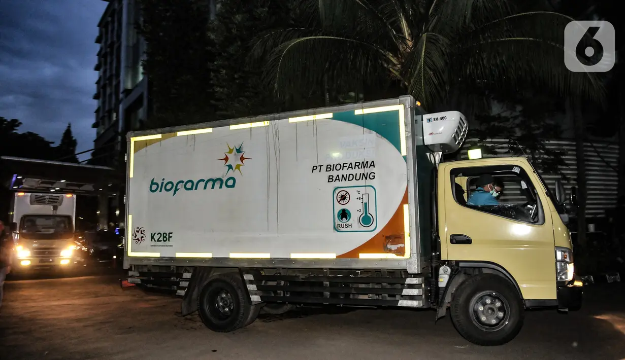 Truk Biofarma yang mengangkut vaksin Covid-19 dari Sinovac saat tiba di Kantor Dinas Kesehatan DKI Jakarta, Kamis (7/1/2021). Dinas Kesehatan DKI Jakarta pada tahap I telah menerima sebanyak 78.400 vaksin Covid-19 dari Sinovac yang diprioritaskan untuk tenaga kesehatan. (merdeka.com/Iqbal Nugroho)