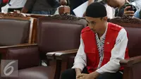 Muhammad Prio Santoso saat mengikuti sidang perdana di Pengadilan Negeri Jakarta Selatan, Senin (21/9/2015). Prio dikenai Pasal 338 serta 339 KUHP dan Pasal 365 KUHP. (Liputan6.com/Herman Zakharia)