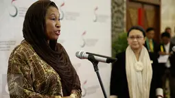 Menlu Gambia, Neneh Macdouall-Gaye memberikan pidato saat pertemuan bilateral di Jakarta, (6/3). Pertemuan membahas isu Palestina yang di antaranya mendorong persatuan negara anggota OKI dalam mendukung kemerdekaan Palestina. (Liputan6.com/Faizal Fanani)