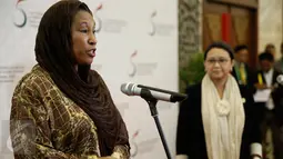 Menlu Gambia, Neneh Macdouall-Gaye memberikan pidato saat pertemuan bilateral di Jakarta, (6/3). Pertemuan membahas isu Palestina yang di antaranya mendorong persatuan negara anggota OKI dalam mendukung kemerdekaan Palestina. (Liputan6.com/Faizal Fanani)
