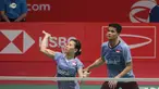 Aksi Debby Susanto saat melawan Yantoni dan Gischa Islami pada babak kedua Daihatsu Indonesia Master 2018 di Istora Senayan, Kamis (25/1/2018). Debby/Ricky kalah 21-15 10-21 21-14. (Bola.com/Nick Hanoatubun)