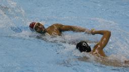 Atlet polo air Indonesia, Rezza Aditya, berebut bola dengan atlet polo air Malaysia, Chin Jin, pada laga SEA Games 2019 di Aquatic Center, Clark, Jumat (29/11). Indonesia berhasil meraih emas perdana dari cabang polo air. (Bola.com/M Iqbal Ichsan)