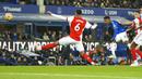 Sepakan keras striker Everton, Demarai Gray (kedua dari kanan) ke gawang Arsenal pada menit ke-13 masih melambung di atas mistar gawang Arsenal. (AP/Jon Super)