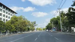 Pemandangan jalan kosong terlihat di Mandalay, Myanmar tengah, Jumat (10/12/2021). Jalan-jalan terlihat kosong di Mandalay pada hari Jumat ini ketika orang-orang berpartisipasi dalam pemogokan senyap atau "silent strike" untuk menandai Hari Hak Asasi Manusia Internasional. (AP Photo)