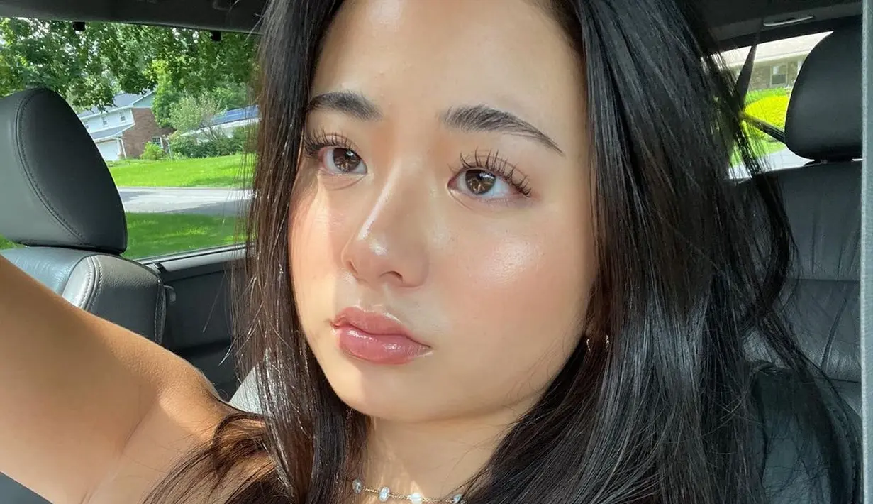 Melindungi privasi sang adik, Yunjin berusaha menutupi wajah Rachel. [Instagram.com/rachel.huh]