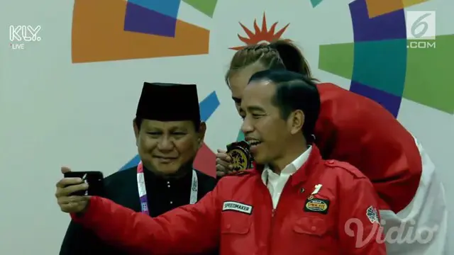 Presiden Joko Widodo mengajak Prabowo Subianto dan pesilat peraih medali emas Wewey Wita nge-vlog momen pengalungan medali emas Asian Games 2018.