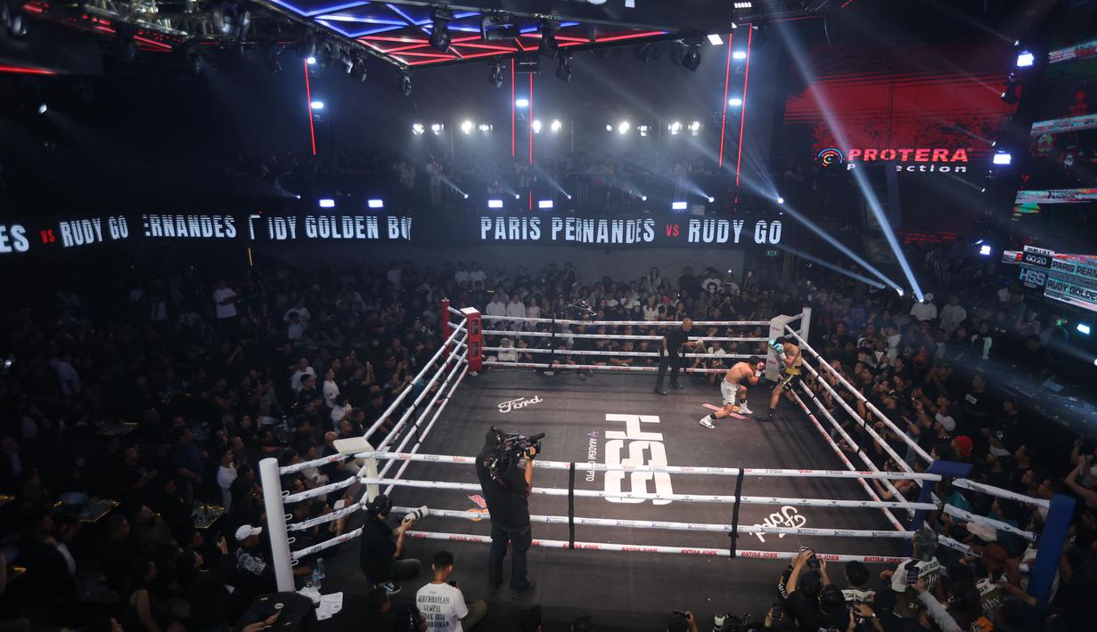 Bertarung di 5 ronde dengan 2 menit di setiap ronde, tensi panas sudah terlihat sejak awal keduanya masuk ke dalam ring. Tampak dalam foto, Rudy Golden Boy saat bertanding melawan Paris Fernandez pada laga HSS Series 6 di W Superclub Gatsu, Jakarta, pada Senin (10/11/2025) dini hari WIB. (Bola.com/M Iqbal Ichsan)