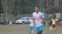 Tri Handoko yang sedang menjalani trial bersama Badak Lampung FC, dalam uji coba melawan Sriwijaya FC di lapangan Yogyakarta Internasional School (YIS), Sleman, Selasa (30/4/2019). (Bola.com/Vincentius Atmaja)