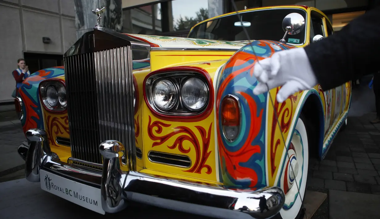 Rolls-Royce limusin touring Phantom V milik John Lennon terlihat Museum Royal BC di Victoria, British Columbia (27/1/2020). Warna asli mobil ini adalah hitam sebelum dicat ulang dengan gaya Romany yang berwarna-warni. (Chad Hipolito/The Canadian Press via AP)