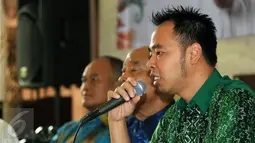 Sekjen PB WI, Iwan Kwok (kanan) memberikan keterangan terkait pelaksanaan Kejuaraan Dunia Wushu ke-XIII di Jakarta, Kamis (5/11/2015). Panitia pelaksana berharap ajang ini meraih sukses penyelenggaraan maupun prestasi. (Liputan6.com/Helmi Fithriansyah)