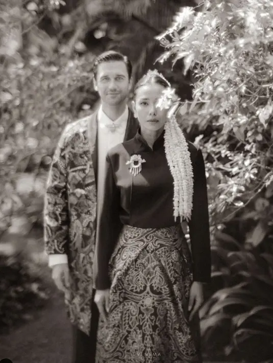 Adinia Wirasti memilih kebaya Janggan pada hari pernikahannya. Pesona memikat dengan gaya ala ningrat yang luar biasa di hari spesial. [Foto: Instagram/ Adinia Wirasti]