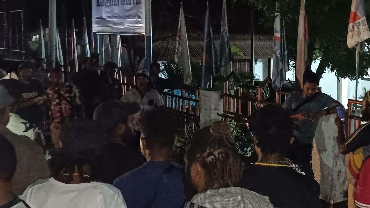 Dijadwalkan akan Gelar Pleno Rekapitulasi Suara, Kantor KPU Jayapura Malah Digeruduk Massa