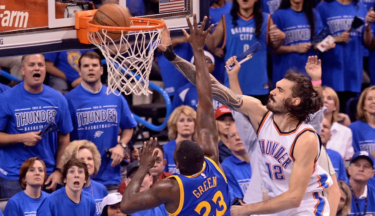Pemain OKC Thunder, Steven Adams #12 melakukan dunk melewati  pemain Warriors forward Draymond Green #23 pada lanjutan final wilayah barat NBA Playoffs 2016 di Chesapeake Energy Arena, Oklahoma City, (29/5/2016) WIB. (Mark D. Smith-USA TODAY Sports)