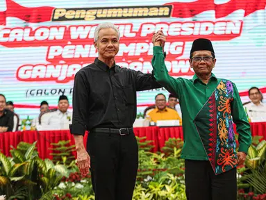 Bakal calon wakil presiden (cawapres) pendamping Ganjar Pranowo dan Menko Polhukam) Mahfud MD acara pengumuman bakal calon wakil presiden pada Pilpres 2024 di Kantor DPP PDIP, Jakarta, Rabu (18/10/2023). (Liputan6.com/Faizal Fanani)