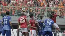 Kiper Persiba, Dian Agus Prasetyo, berusaha menangkap bola saat melawan Persija pada laga Liga 1 di Stadion Patriot, Bekasi, Jumat  (12/8/2017). Persija menang 2-0 atas Persiba. (Bola.com/M Iqbal Ichsan)