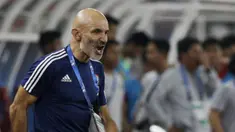 Pelatih Uni Emirat Arab (UEA), Ludovic Batelli, memberikan arahan kepada anak asuhnya saat melawan Indonesia pada laga AFC di SUGBK, Jakarta, Rabu (24/10/2018). Indonesia menang 1-0 atas UEA. (Bola.com/M Iqbal Ichsan)