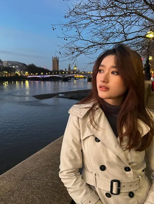 <p>Ketika Amanda mengenakan mantel, ia terlihat perempuan-perempuan Eropa. [Foto: instagram.com/amandacaesaa]</p>