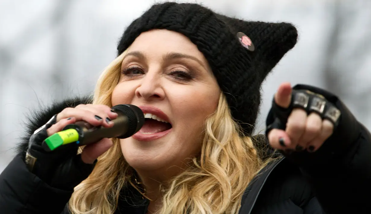 Aktris Madonna berpidato diatas panggung saat mengikuti Women's March di Washington, AS (21/1). Aksi Woman’s March adalah aksi protes yang menolak Trump karena kebencian dan rasisme yang selama ini sering dilayangkan. (AP Photo/Jose Luis Magana)