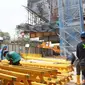 Pekerja tengah mengerjakan proyek pembangunan infrastruktur di Jakarta, Senin (18/9). Badan Pusat Statistik menyebutkan upah harian buruh bangunan (tukang bukan mandor) pada Agustus 2017 sebesar Rp 84.362 per hari. (Liputan6.com/Angga Yuniar)