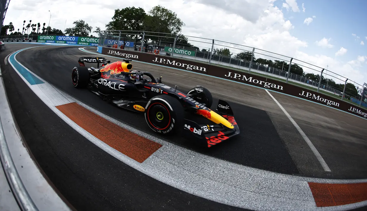 <p>Selain manuver-manuvernya yang cemerlang, salah satu kunci sukses Max Verstappen memenangi GP Miami tak lain karena kemampuannya mengatur level keausan ban. Tentu saja hal tersebut juga dibantu setelan yang tepat pada Red Bull RB18. (Getty Images via AFP/Mark Thompson)</p>