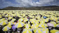 Warga Timor Leste memadati Taman Tasitolu di Timor Leste, Selasa, (10/9/2024) untuk menghadiri Misa Akbar yang dipimpin Paus Fransiskus. (Dok. AP/Firdia Lisnawati)