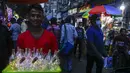 Seorang pedagang menjual lampu hias di jalan menjelang Diwali, festival lampu Hindu, di Kolkata, India, Rabu (27/10/2021). Diwali, festival lampu, dirayakan pada 4 November. (AP Photo/Bikas Das)