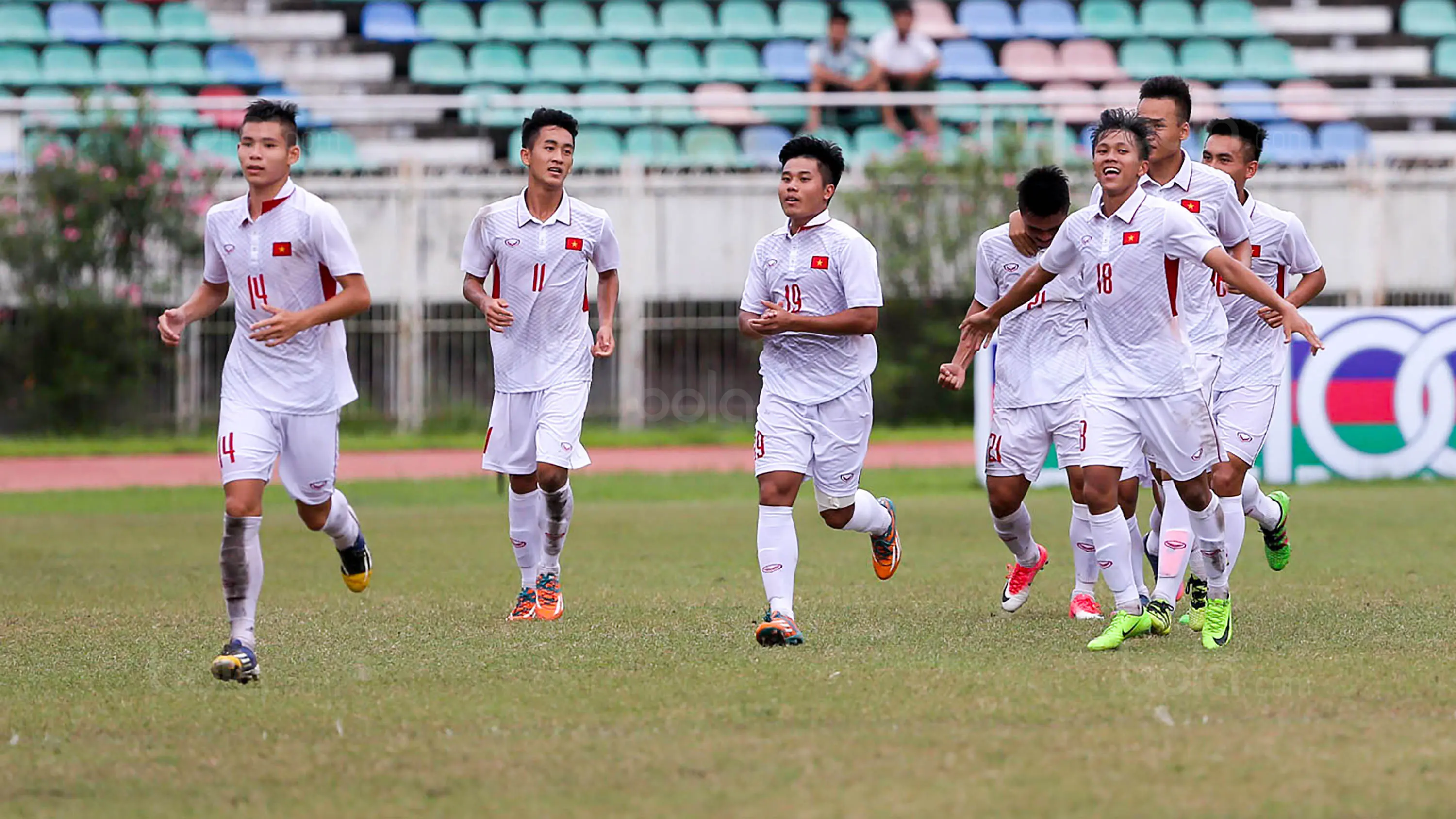 Para pemain Vietnam merayakan kemenangan atas Timnas Indonesia U-19 pada laga AFF U-18 di Stadion Thuwunna, Yangon, Senin (11/9/2017). Indonesia kalah 0-3 dari Vietnam. (Liputan6.com/Yoppy Renato)