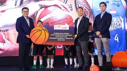 Direktur Utama (Dirut) Bank Mandiri, Darmawan Junaidi, Bersama Dirut IBL, Junas Miradiarsyah, dan Ketua Perbasi, Budisatrio Djiwandono, saat peresmian kerja sama antara Bank Mandiri dengan IBL di Plaza Mandiri, Jakarta, Selasa (1/7/2025). (Bola.com/Abdul Aziz)
