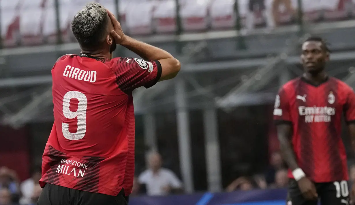 Reaksi kecewa striker AC Milan, Olivier Giroud setelah gagal memanfaatkan peluang di muka gawang Newcastle United pada laga matchday pertama Grup F Liga Champions 2023/2024 menghadapi AC Milan di San Siro Stadium, Milan, Rabu (20/9/2023) dini hari WIB. (AP Photo/Antonio Calanni)
