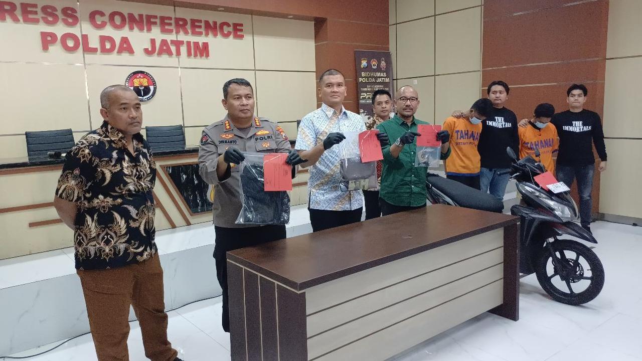 Sementara handphone dan tas milik korban dibuang hanya 100 meter dari lokasi.
