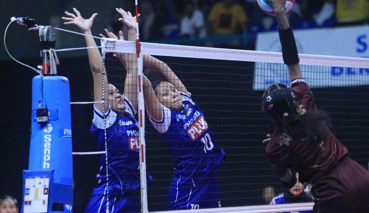 Pebola voli putri Kharisma Premium Bandung, Anastasia Floresita (kanan) melepaskan spike yang berusaha diblok dua pemain Petrokimia Gresik, Geofanny Eka (tengah) dan Ajeng Nur Cahaya pada laga final kategori putri Kejuaraan Bolavoli Nusantara Cup 2024 di GOR UNY Yogyakarta, Sabtu (23/3/2024). Kharisma Bandung kalah 1-3 (25-17, 18-25, 15-25 dan 24-26) dan harus puas menduduki posisi runner-up. (Dok. PBVSI)