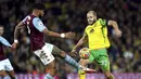 Penyerang Norwich City Teemu Pukki berebut bola dengan bek Aston Villa Tyrone Mings dalam lanjutan Liga Inggris di Carrow Road, Rabu (15/12/2021) dini hari WIB. Aston Villa sukses menekuk tuan rumah Norwich City 2-0. (Joe Giddens/PA via AP)