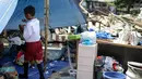 Seorang bocah berseragam sekolah tampak berada di lokasi penggusuran Pinangsia, Jakarta Barat, Kamis (28/05/2015). Warga terpaksa bertahan karena ditolak saat akan mengambil kunci di Rusun Marunda. (Liputan6.com/ Faizal Fanani)