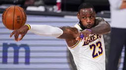 Pebasket Los Angeles Lakers, LeBron James, saat melawan Miami Heat pada laga Gim ketiga Final NBA, Senin (5/10/2020). Miami Heat menang dengan skor 115-104. (AP Photo/Mark J. Terrill)
