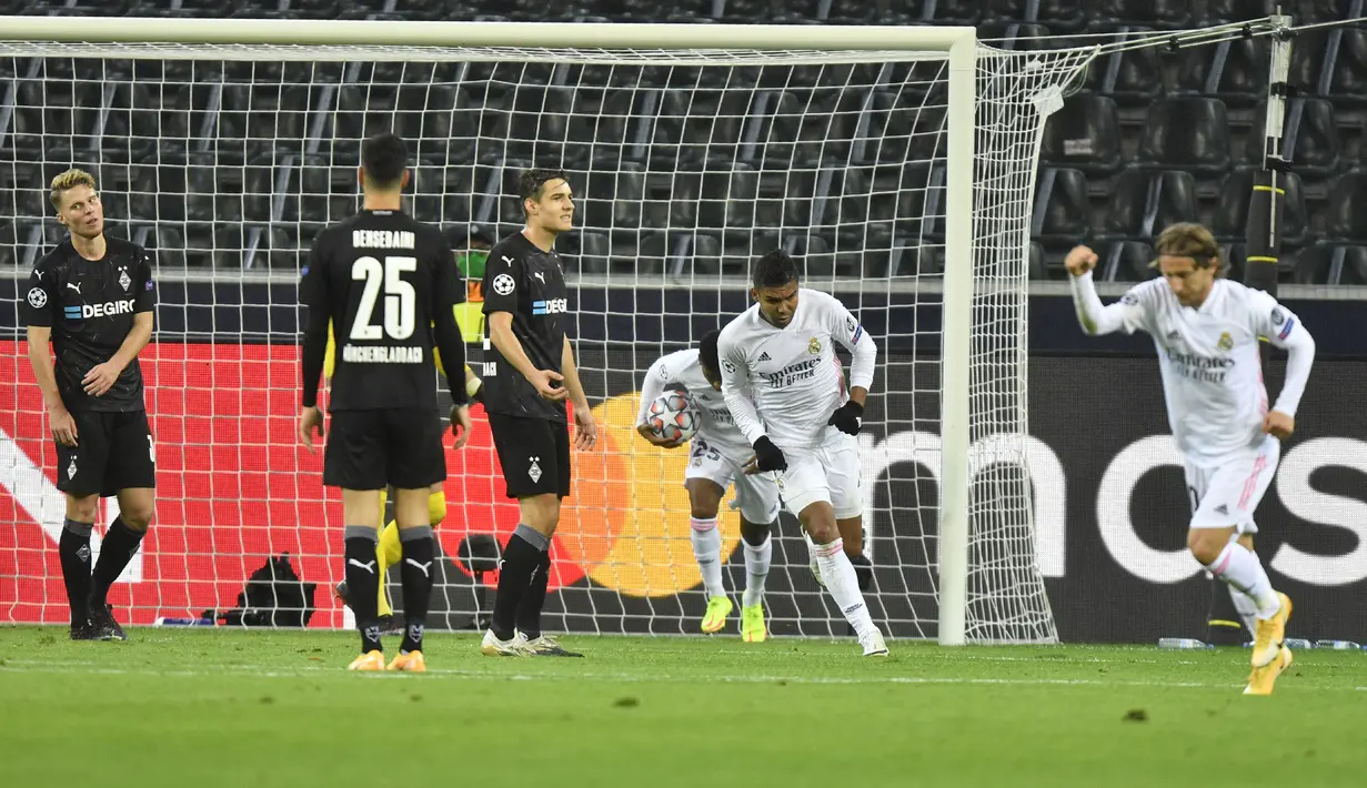 Gelandang Real Madrid, Casemiro (kedua kanan) berselebrasi usai mencetak gol menit ke-90 ke gawang Borussia Monchengladbach pada pertandingan grup B Liga Champions di  Borussia Park, Jerman, Selasa (27/10/2020). Madrid bermain imbang 2-2 atas Monchengladbach. (AP Photo/Martin Meissner)