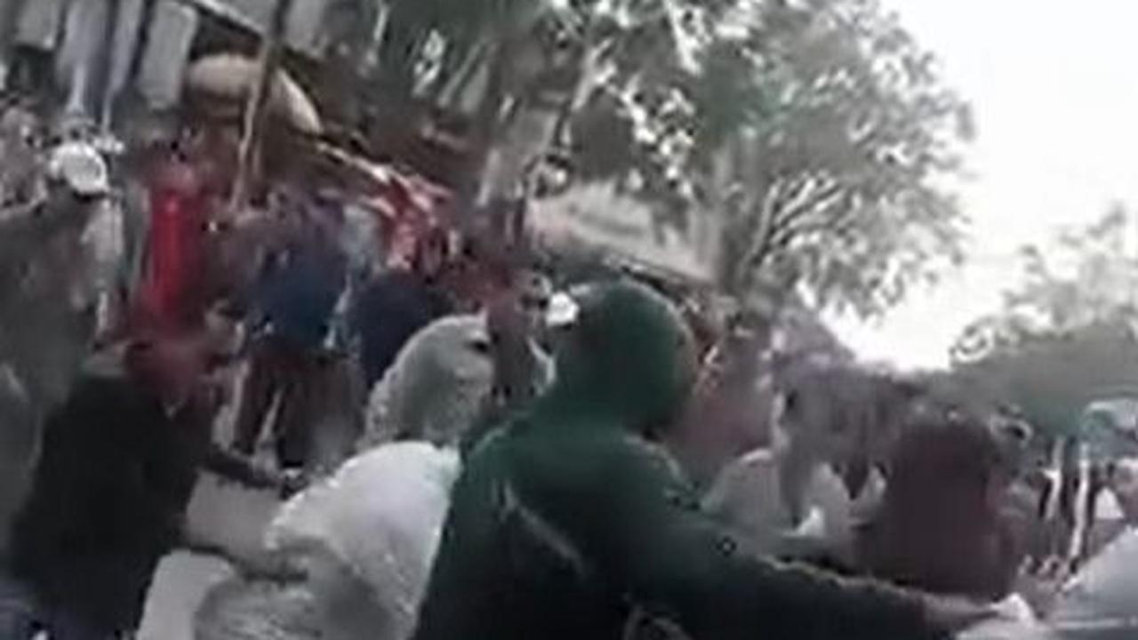 Ancaman itu mereka akan mengerahkan preman dengan mabawa batu kali untuk menutup pintu-pintu pasar.
