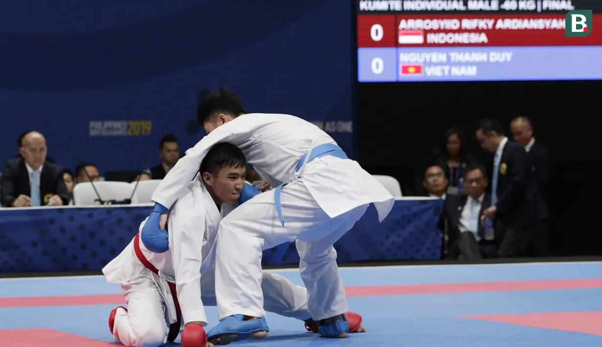 Karateka Indonesia, Rifki Ardiansyah, saat melawan karateka Vietnam, Nguyen Tahnh Duy, pada final kumite -60 kg putra SEA Games 2019 di World Trade Center, Manila, Minggu (8/12). Rifky meraih perak setelah kalah 1-2. (Bola.com/M Iqbal Ichsan)