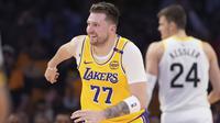 Pemain Los Angeles Lakers, Luka Doncic pada laga lajutan NBA melawan Utah Jazz di Crypto.com Arena, Los Angeles, California pada Selasa (11/02/2025) WIB. (AP Photo/Mark J. Terrill)