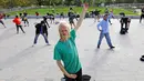 Whitey Christian mengikuti kelas seni bela diri tai chi di Perpustakaan Umum Salt Lake,  Salt Lake City, Amerika Serikat, Rabu (2/10/2019). Kelas tai chi gratis ini dijalankan oleh pasangan pensiunan, Bernie dan Marita Hart. (AP Photo/Rick Bowmer)