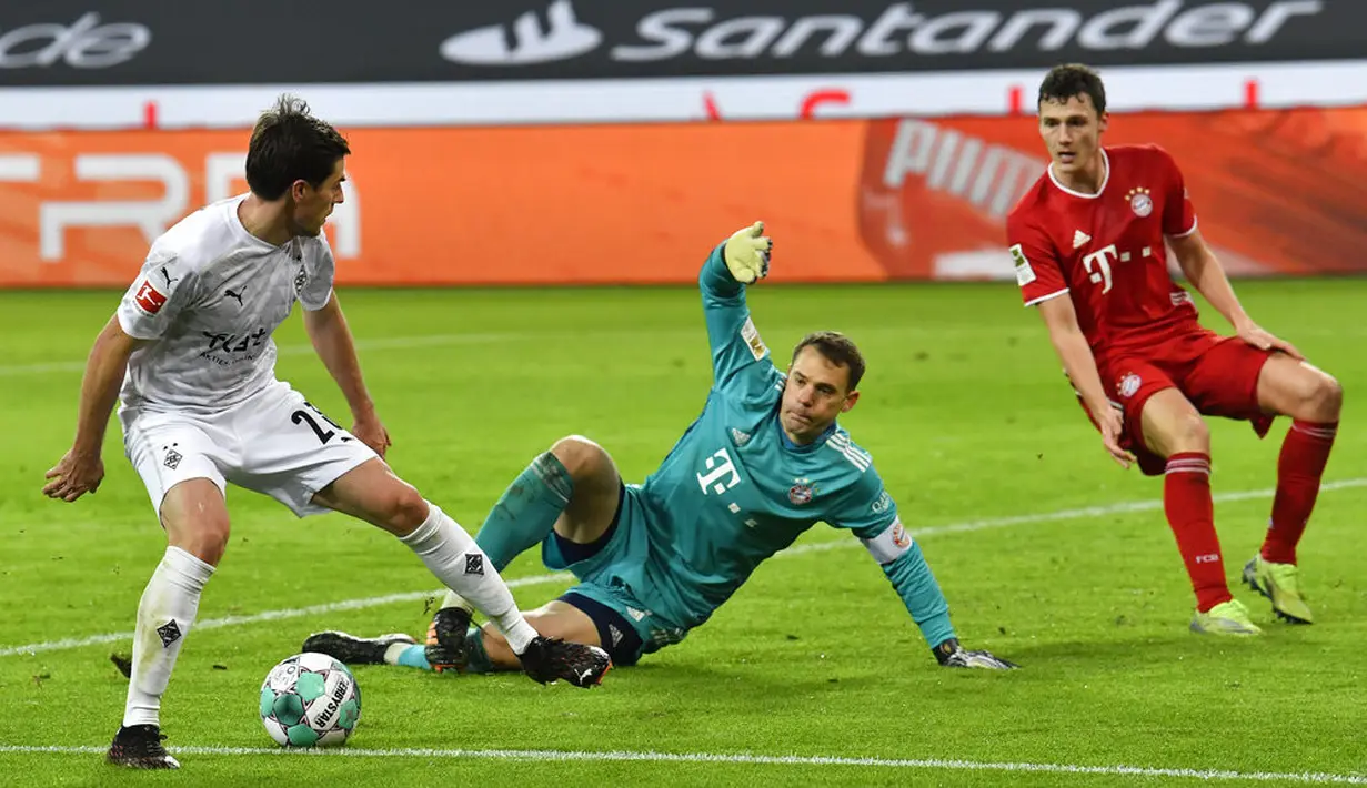 Pemain Borussia Moenchengladbach Jonas Hofmann (kiri) mencoba menembak bola di depan kiper Bayern Munchen Manuel Neuer (tengah) pada pertandingan Bundesliga di Borussia Park, Moenchengladbach, Jerman, Jumat (8/1/2021). Bayern Munchen kalah 2-3. (AP Photo/Martin Meissner, Pool)
