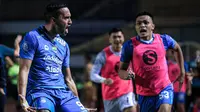 Pemain Persib Bandung, Ezra Walian melakukan selebrasi setelah mencetak gol penyeimbang 2-2 ke gawang Dewa United pada laga pekan ke-3 BRI Liga 1 2023/2024 di Stadion Gelora Bandung Lautan Api (GBLA), Bandung, Jumat (14/07/2023). (Bola.com/Bagaskara Lazuardi)