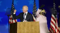 Joe Biden yang kini menang Pemilu Amerika 2020, bersama istrinya, Jill, berbicara dengan para pendukungnya pada 4 November 2020, di Wilmington, Delaware. (Andrew Harnik / AP)