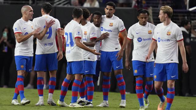 Foto: Momen Pemain Barcelona Beramah Tamah dengan Fans Usai Taklukkan Melawan AC Milan di Laga Pramusim