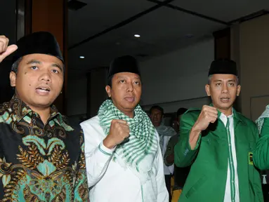 Ketua Umum PPP Romahurmuziy (dua kiri) bersama Wakil Ketua Umum DPP PPP Arwani Thomafi, Ketua DPW PPP DKI Jakarta Abdul Aziz, dan Wakil Ketua F-PPP DPRD DKI Jakarta Rendhika D. Harsono saat Mukerwil II di Jakarta, Sabtu (21/4). (Merdeka.com/Dwi Narwoko)